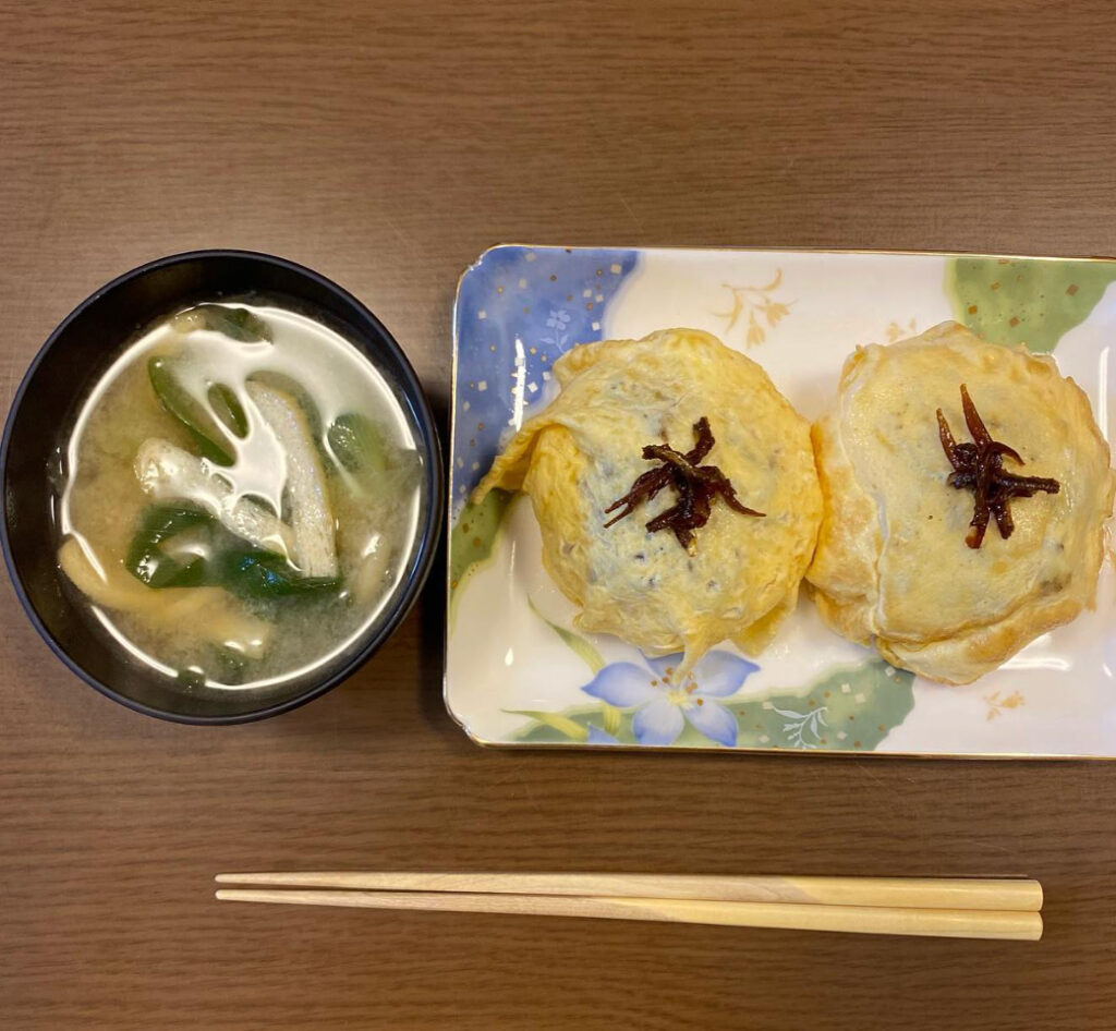 【（）】いかなごのくぎ煮の玉子おにぎり、岩津ねぎの味噌汁